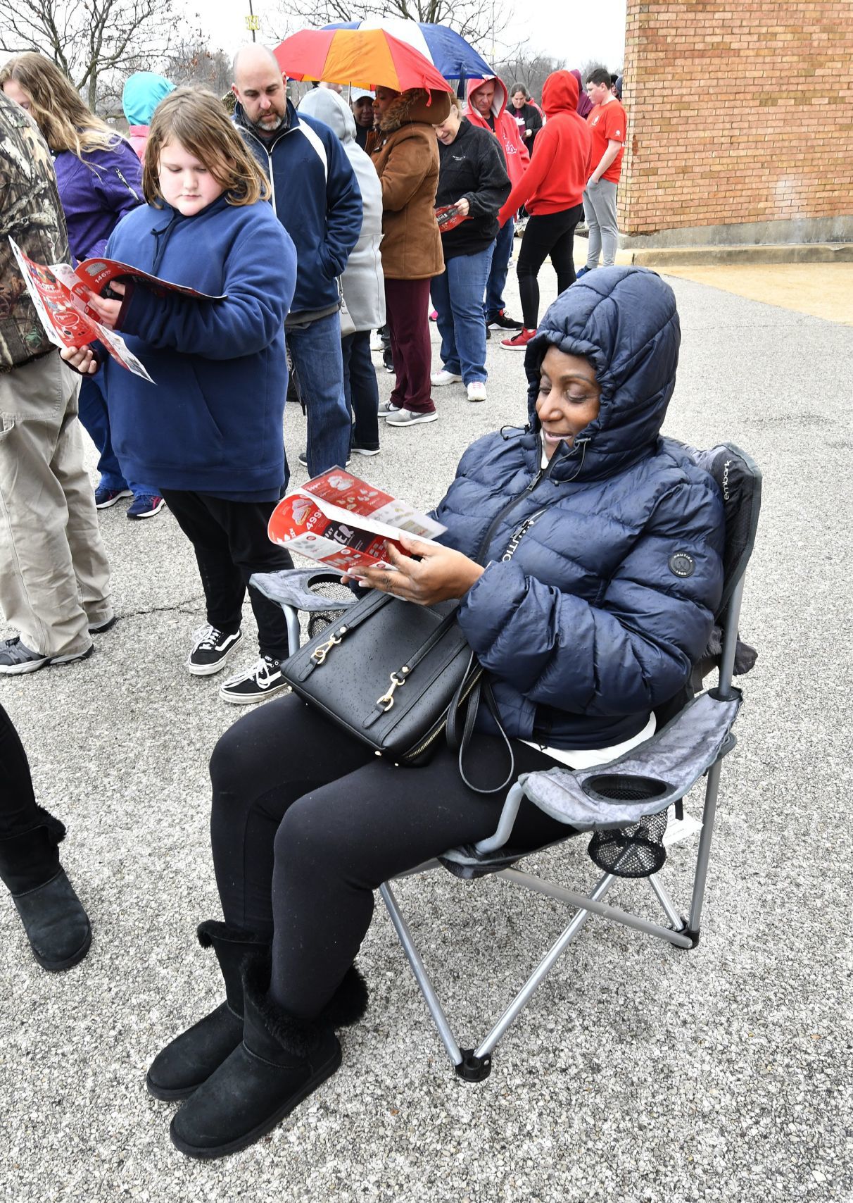 Metro East shoppers hunt for bargains on Thanksgiving day